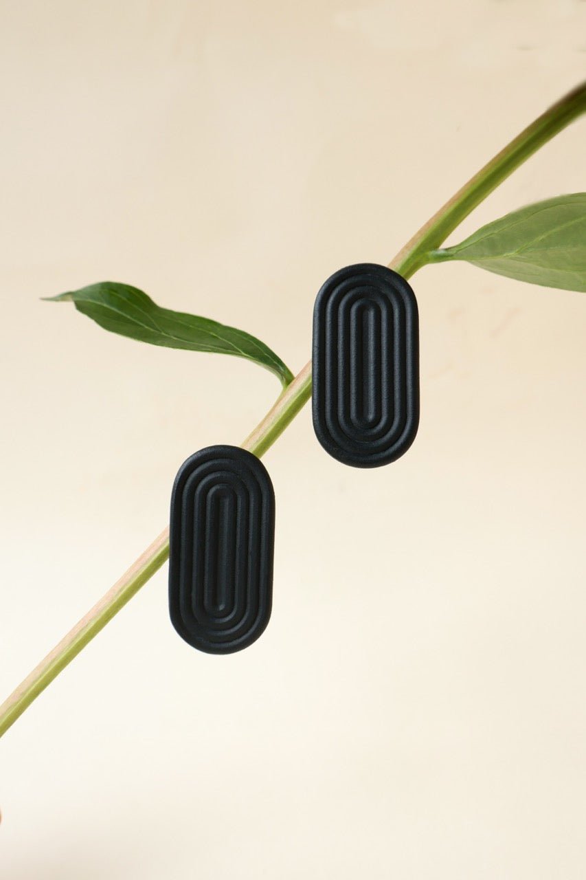 Anni Echo Black – kolczyki z porcelany Parian