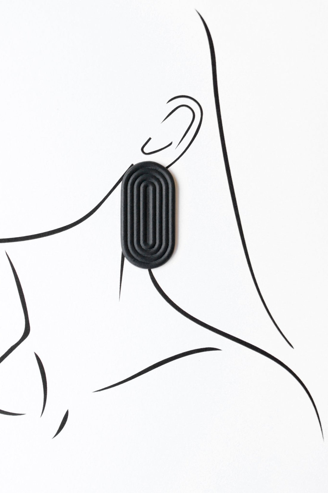 Anni Echo Black – kolczyki z porcelany Parian