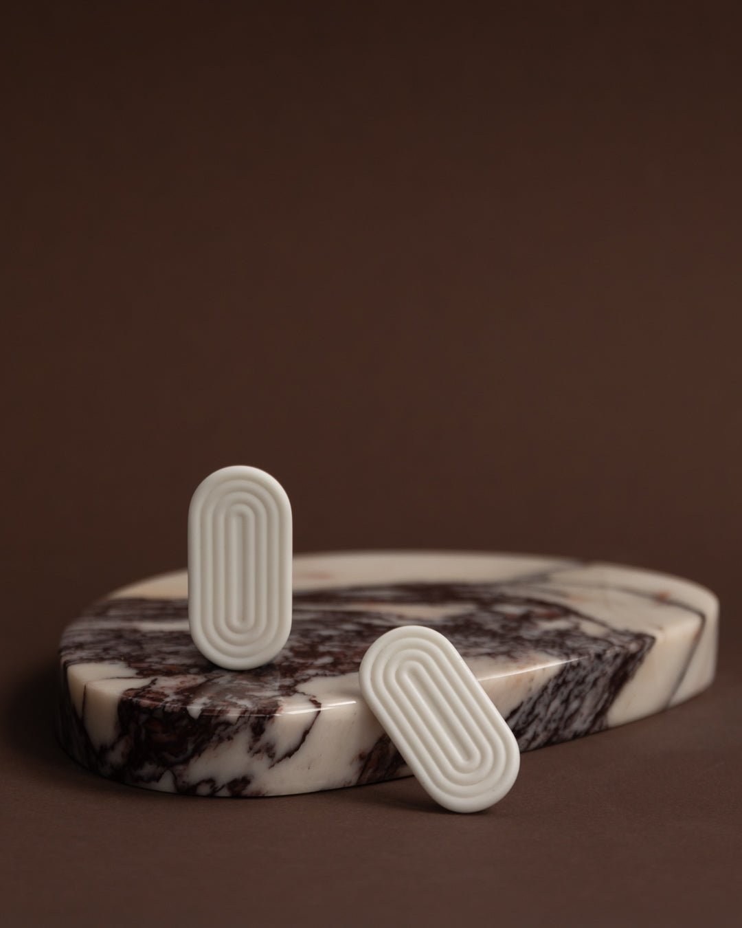 Anni Echo White – kolczyki z porcelany Parian