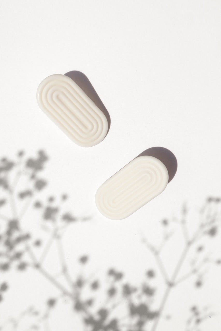 Anni Echo White – kolczyki z porcelany Parian
