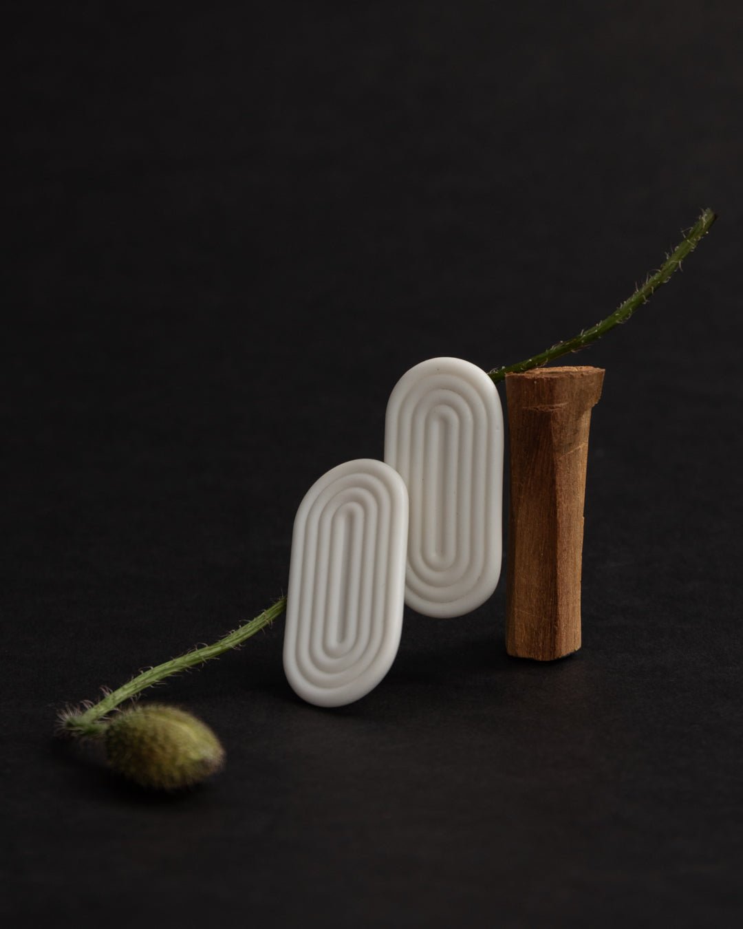 Anni Echo White – kolczyki z porcelany Parian