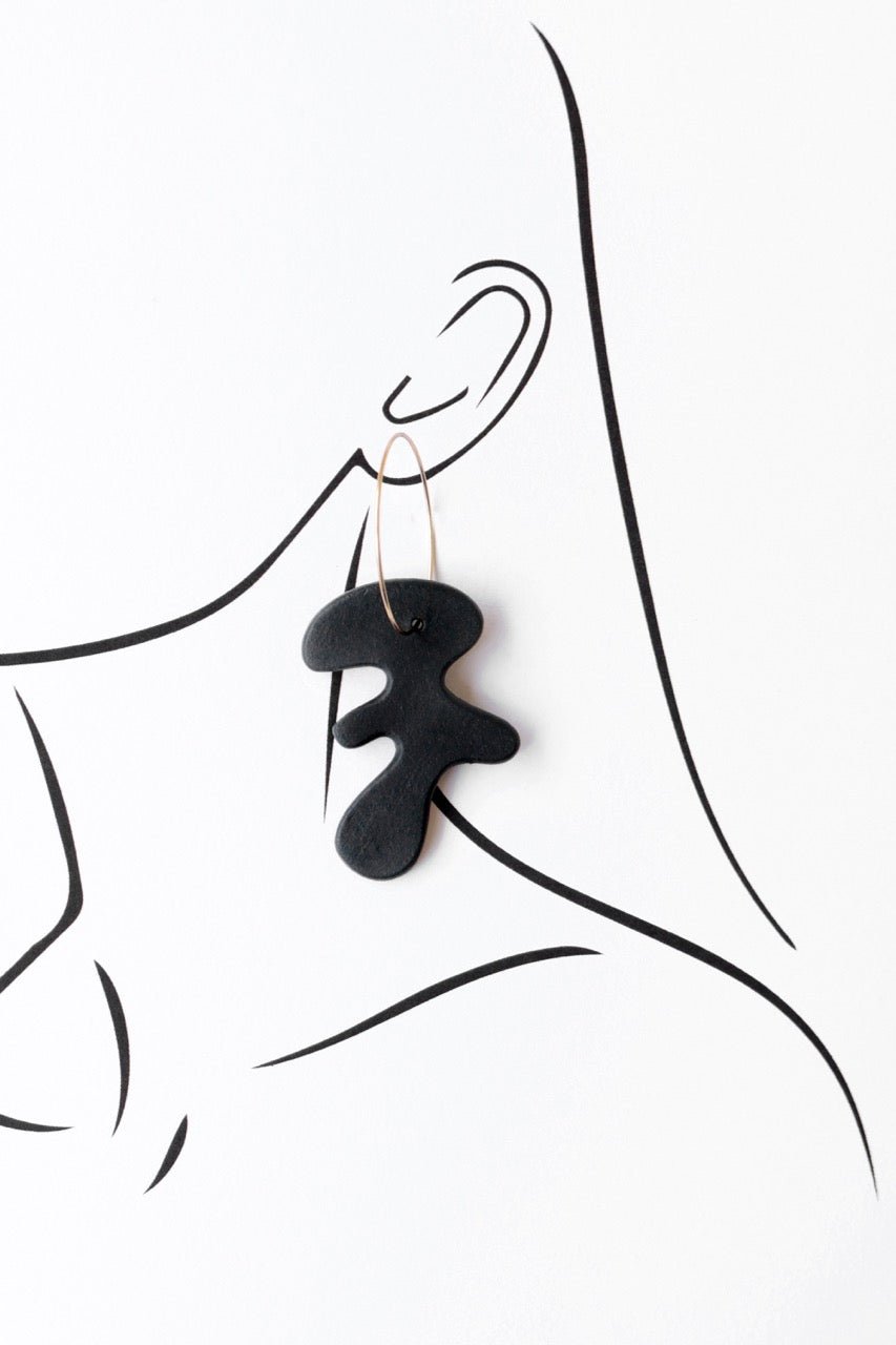 Arp Black – abstrakcyjne kolczyki z porcelany Parian