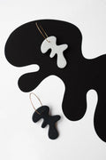 Arp Black – abstrakcyjne kolczyki z porcelany Parian