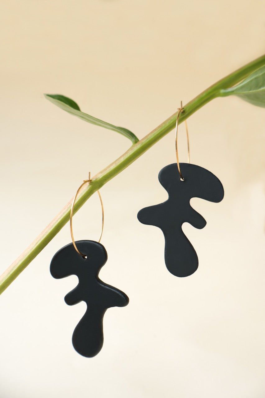 Arp Black – abstrakcyjne kolczyki z porcelany Parian