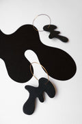 Arp Black – abstrakcyjne kolczyki z porcelany Parian