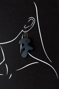 Arp Black – abstrakcyjne kolczyki z porcelany Parian