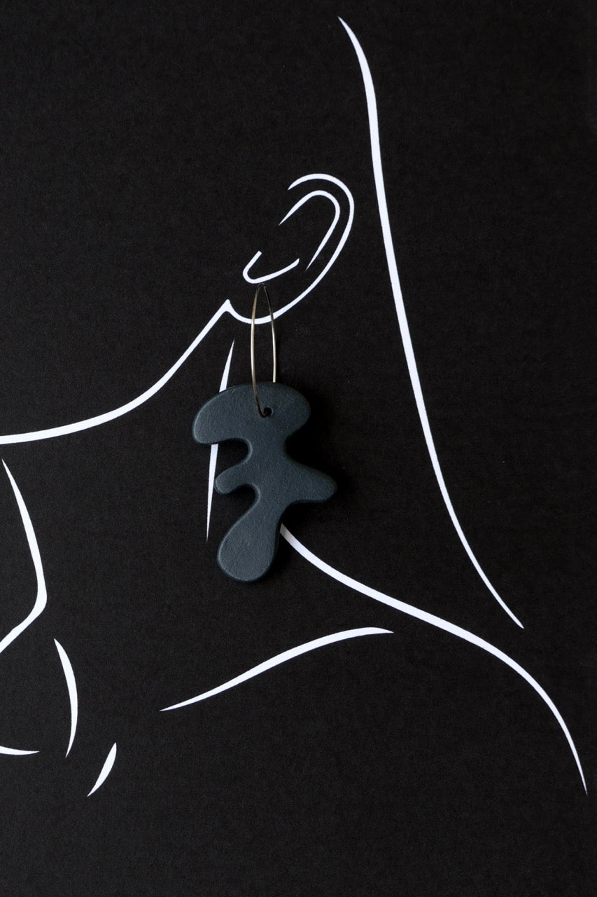 Arp Black – abstrakcyjne kolczyki z porcelany Parian