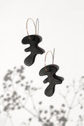 Arp Black – abstrakcyjne kolczyki z porcelany Parian