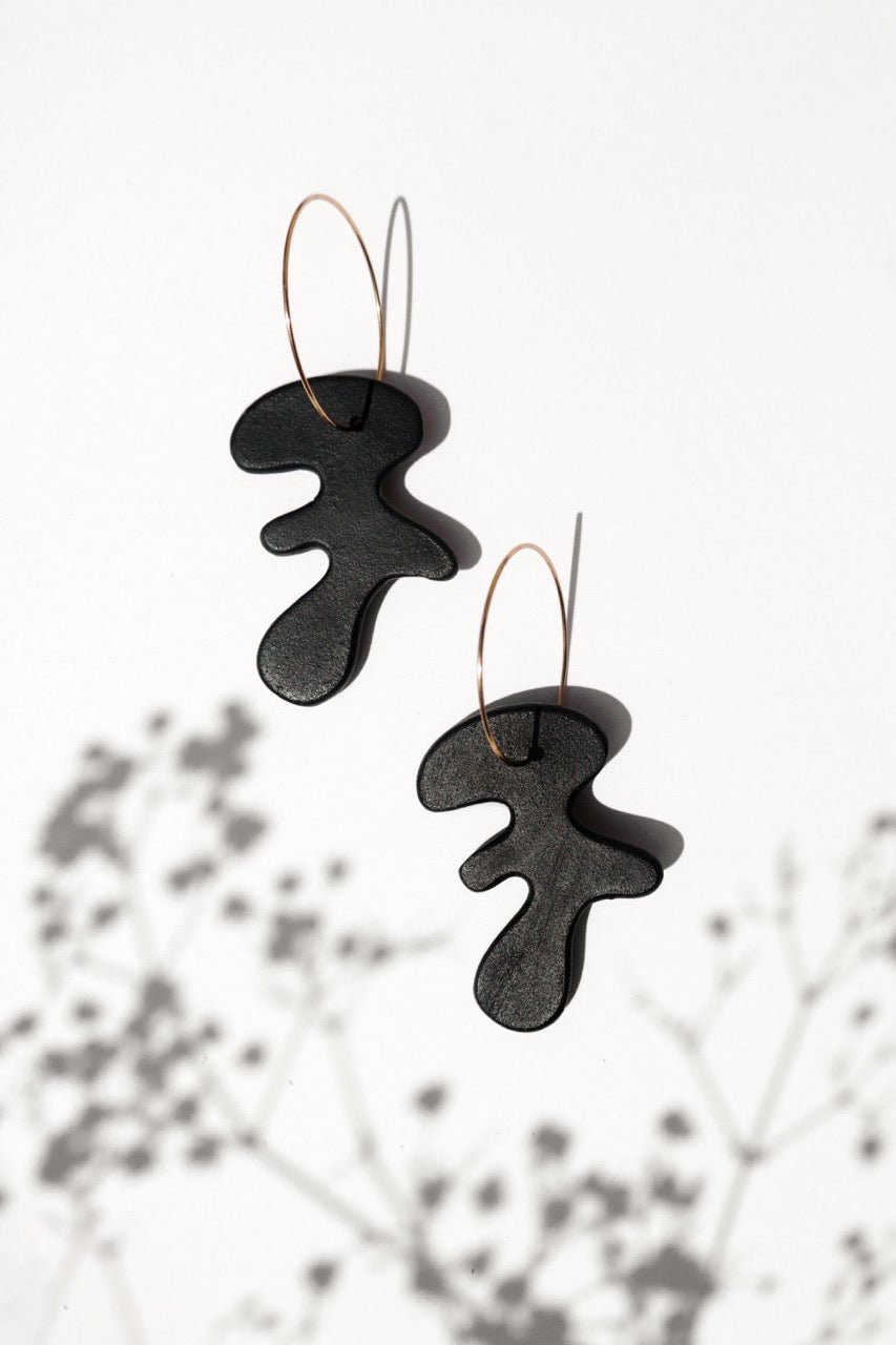 Arp Black – abstrakcyjne kolczyki z porcelany Parian