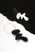 Arp Black – abstrakcyjne kolczyki z porcelany Parian