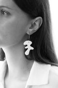 Arp White – abstrakcyjne kolczyki z porcelany Parian