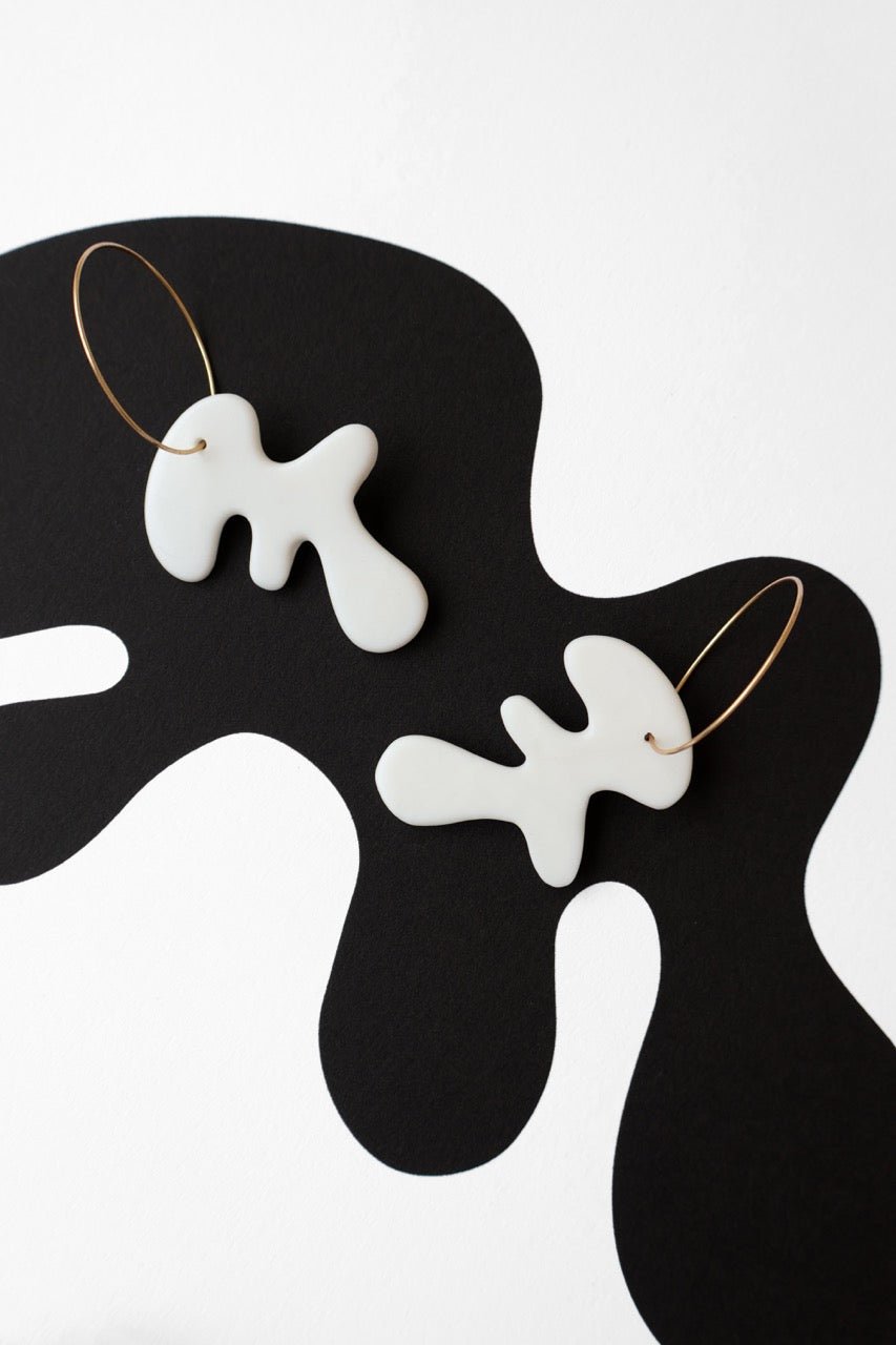 Arp White – abstrakcyjne kolczyki z porcelany Parian