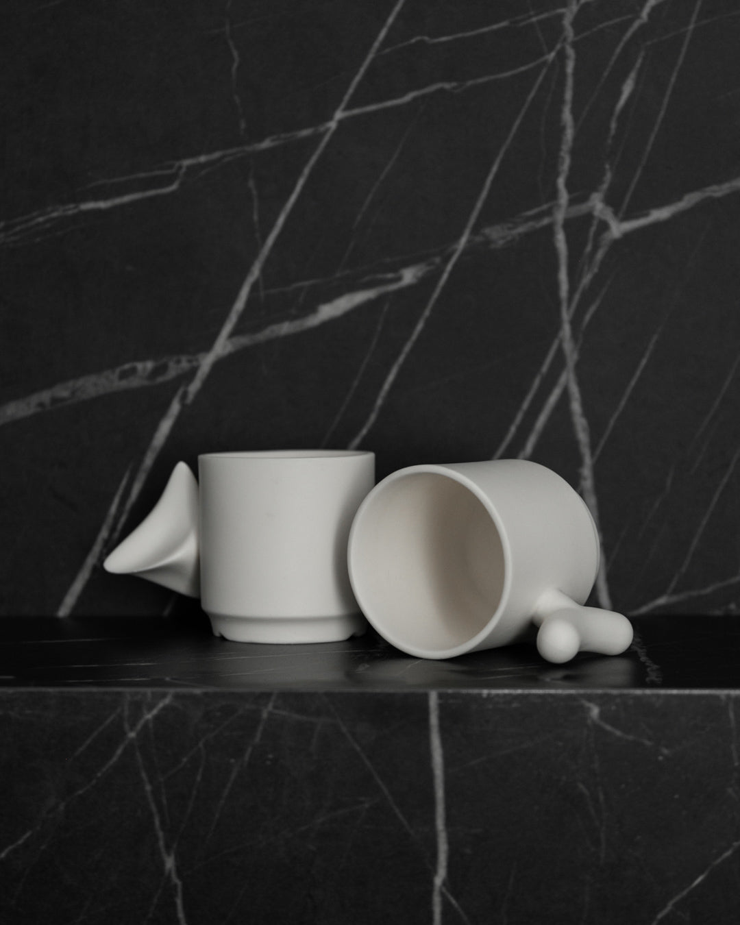 Porcelanowy kubek z rzeźbiarskim uchwytem Akebia / Serenity