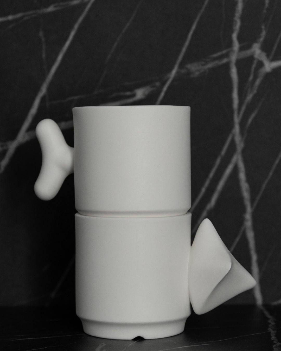 Porcelanowy kubek z rzeźbiarskim uchwytem Akebia / Serenity