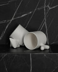 Porcelanowy kubek z rzeźbiarskim uchwytem Akebia / Serenity