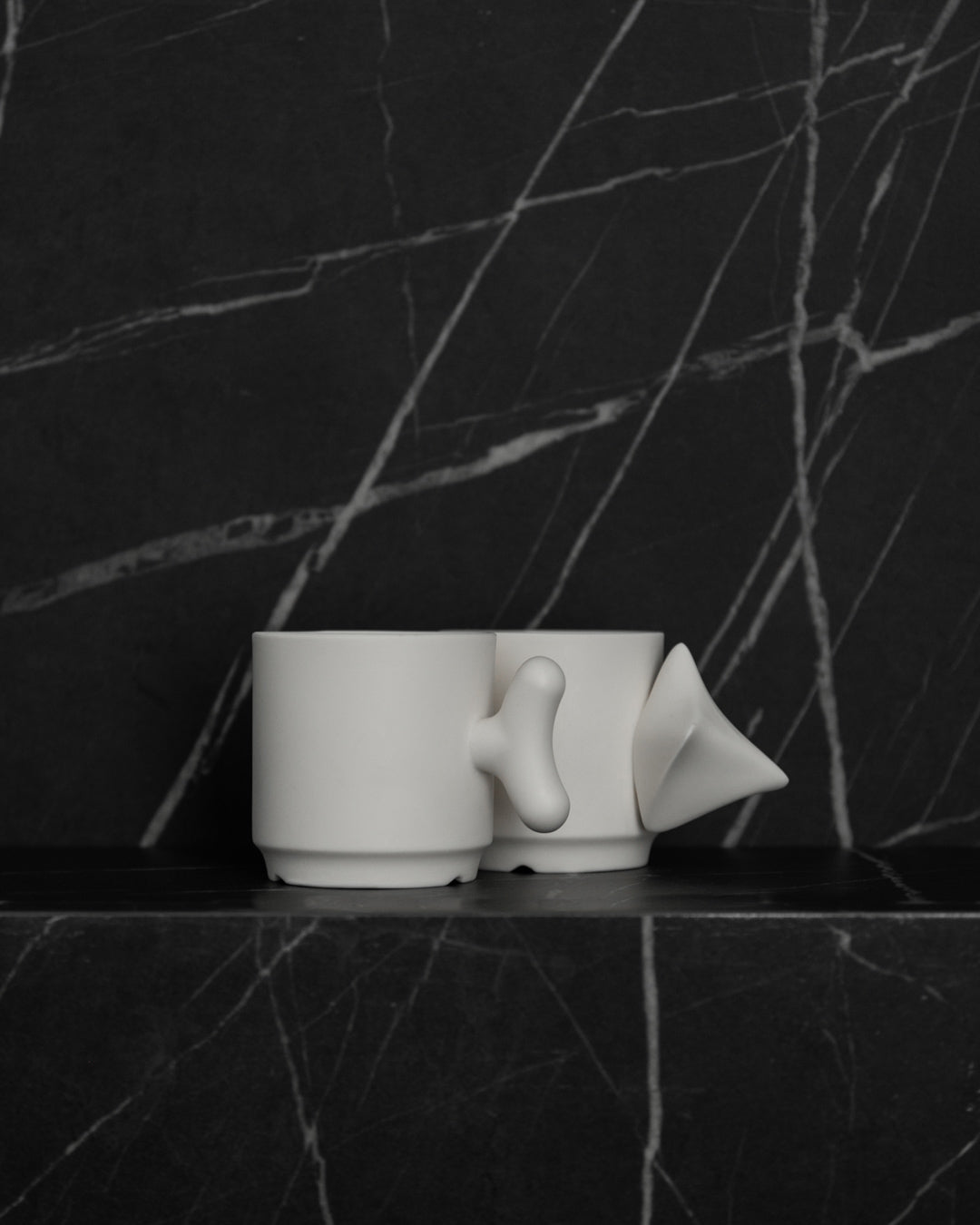 Porcelanowy kubek z rzeźbiarskim uchwytem Akebia / Serenity