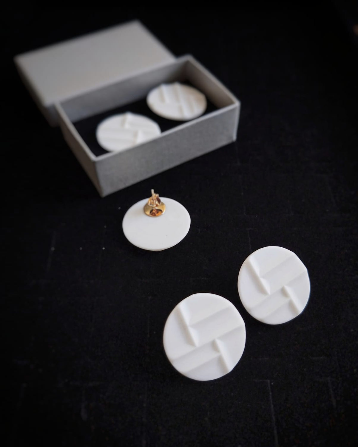 Mondrian White – kolczyki z porcelany Parian