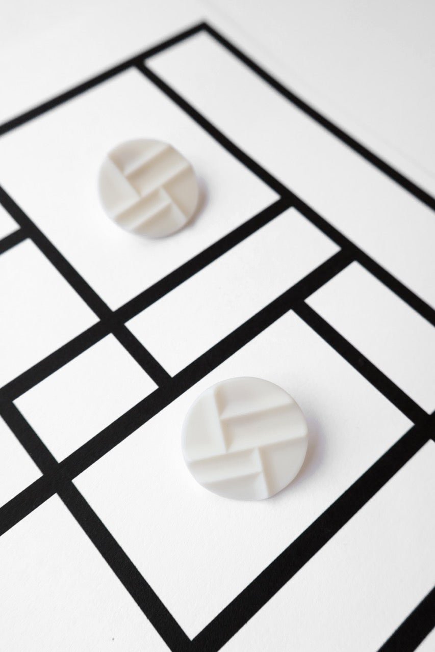 Mondrian White – kolczyki z porcelany Parian