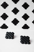 Retro Grace Black – eleganckie kolczyki z porcelany Parian