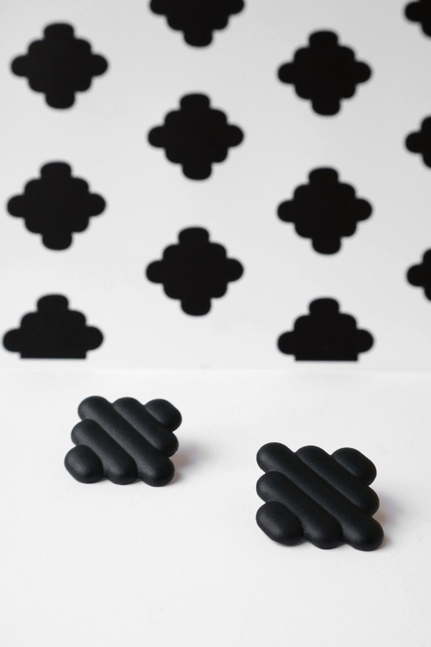Retro Grace Black – eleganckie kolczyki z porcelany Parian