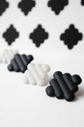 Retro Grace Black – eleganckie kolczyki z porcelany Parian