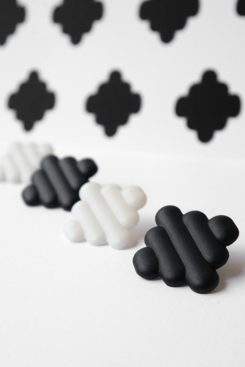 Retro Grace Black – eleganckie kolczyki z porcelany Parian