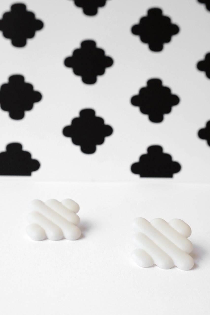 Retro Grace – eleganckie kolczyki z porcelany Parian