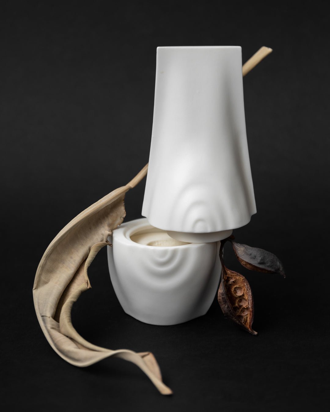 Nami – designerska świeca z porcelany Parian