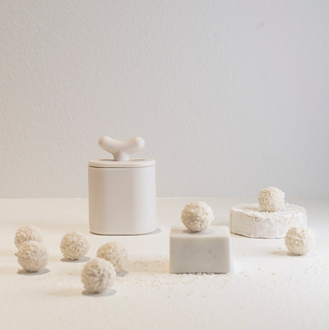 Akebia Nude - świeca w ceramice