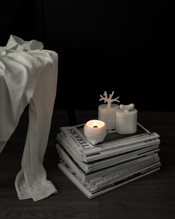 Akebia – świeca sojowa z porcelany Parian