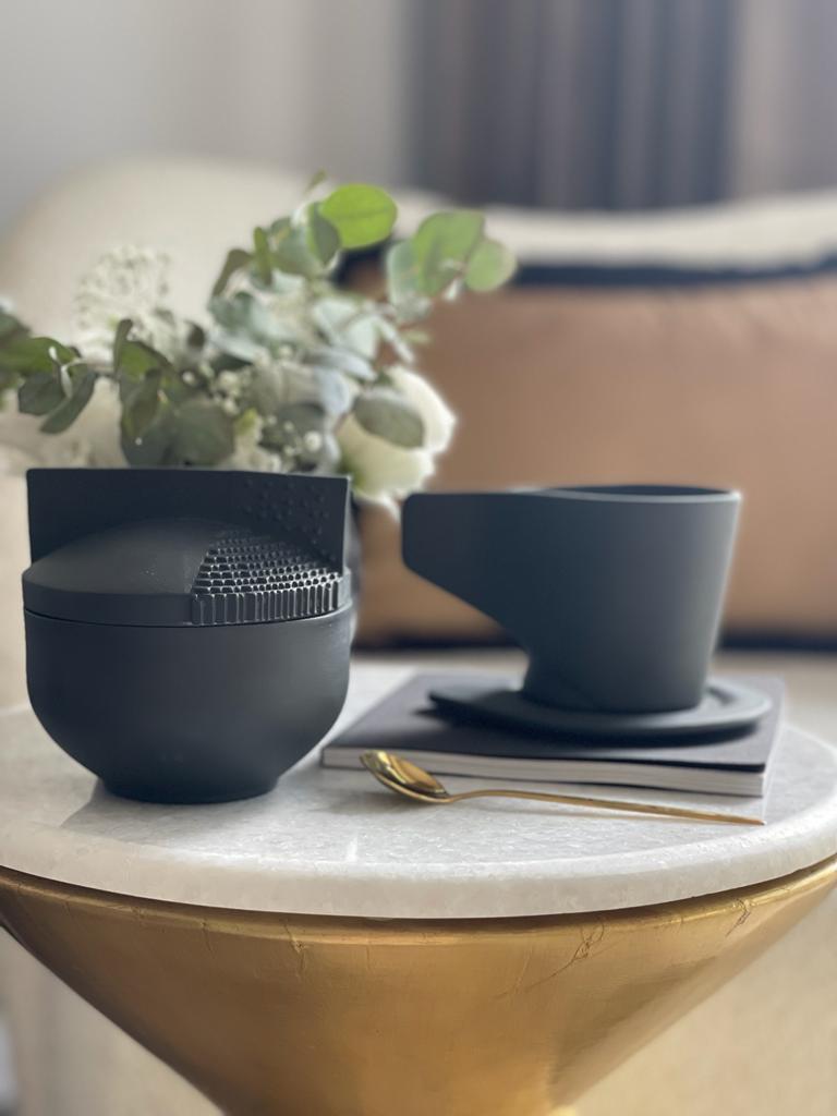 Basalt Black – personalizowana świeca w czarnej porcelanie