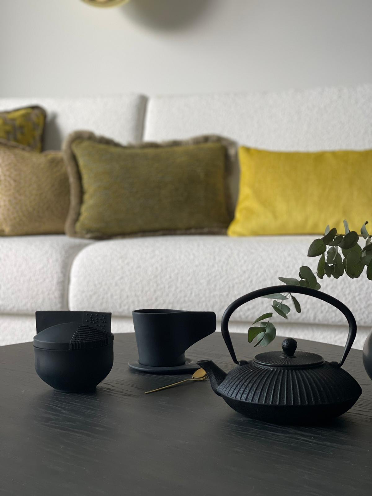 Basalt Black – personalizowana świeca w czarnej porcelanie