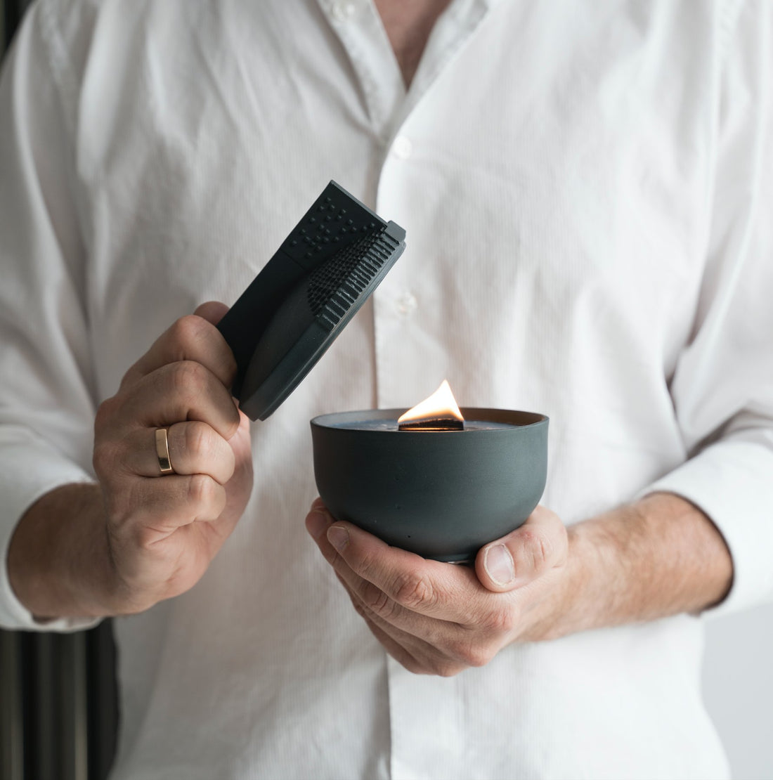 Basalt Black – personalizowana świeca w czarnej porcelanie
