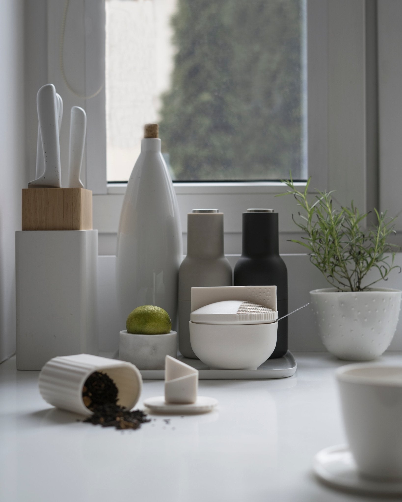 Basalt - pojemnik z porcelany Parian