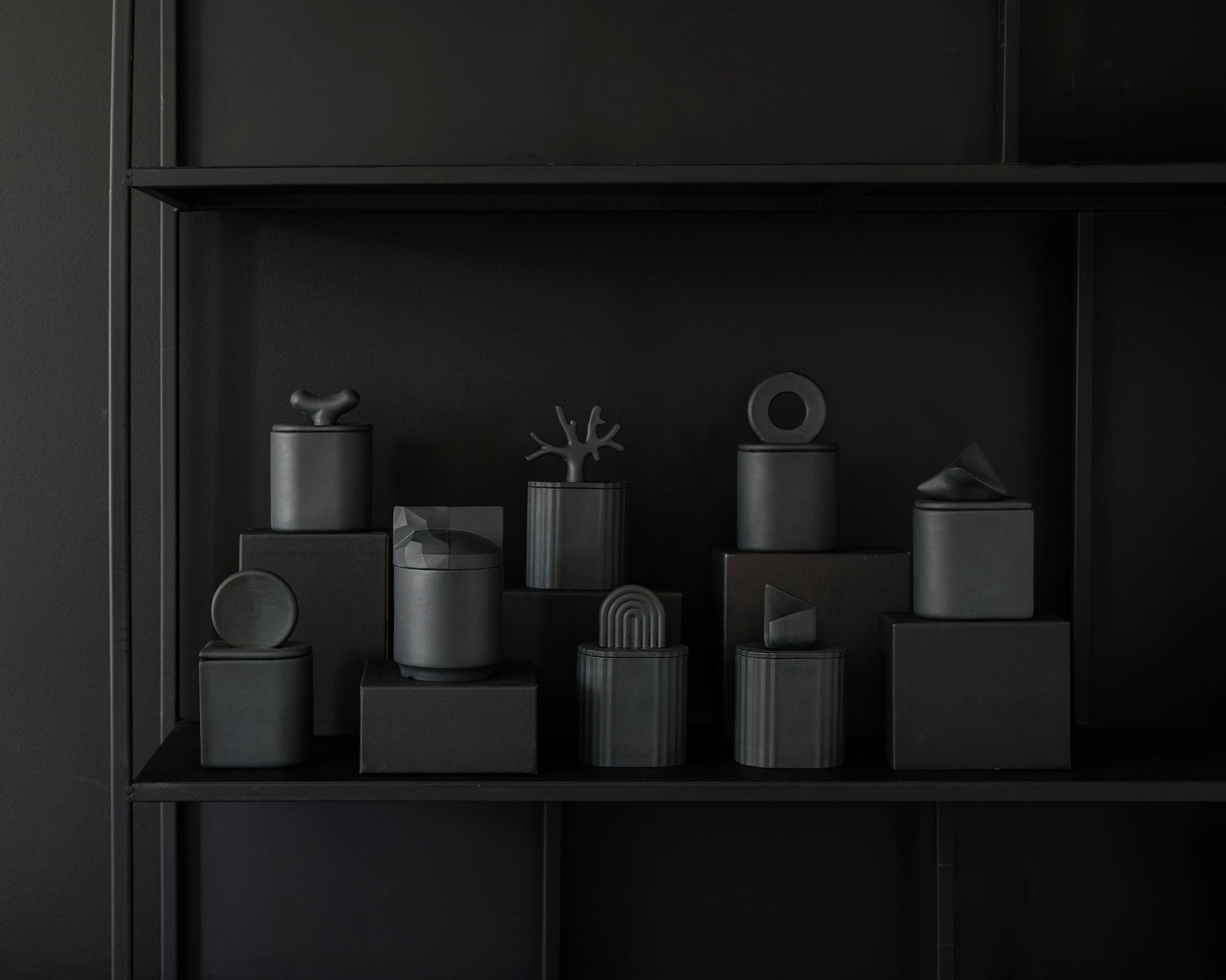 Ki Black – minimalistyczna świeca z czarnej porcelany