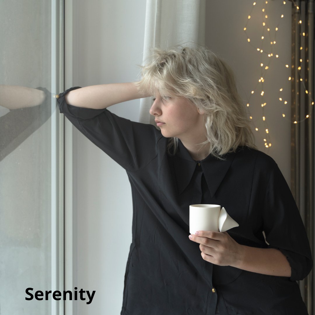 Porcelanowy kubek z rzeźbiarskim uchwytem Akebia / Serenity