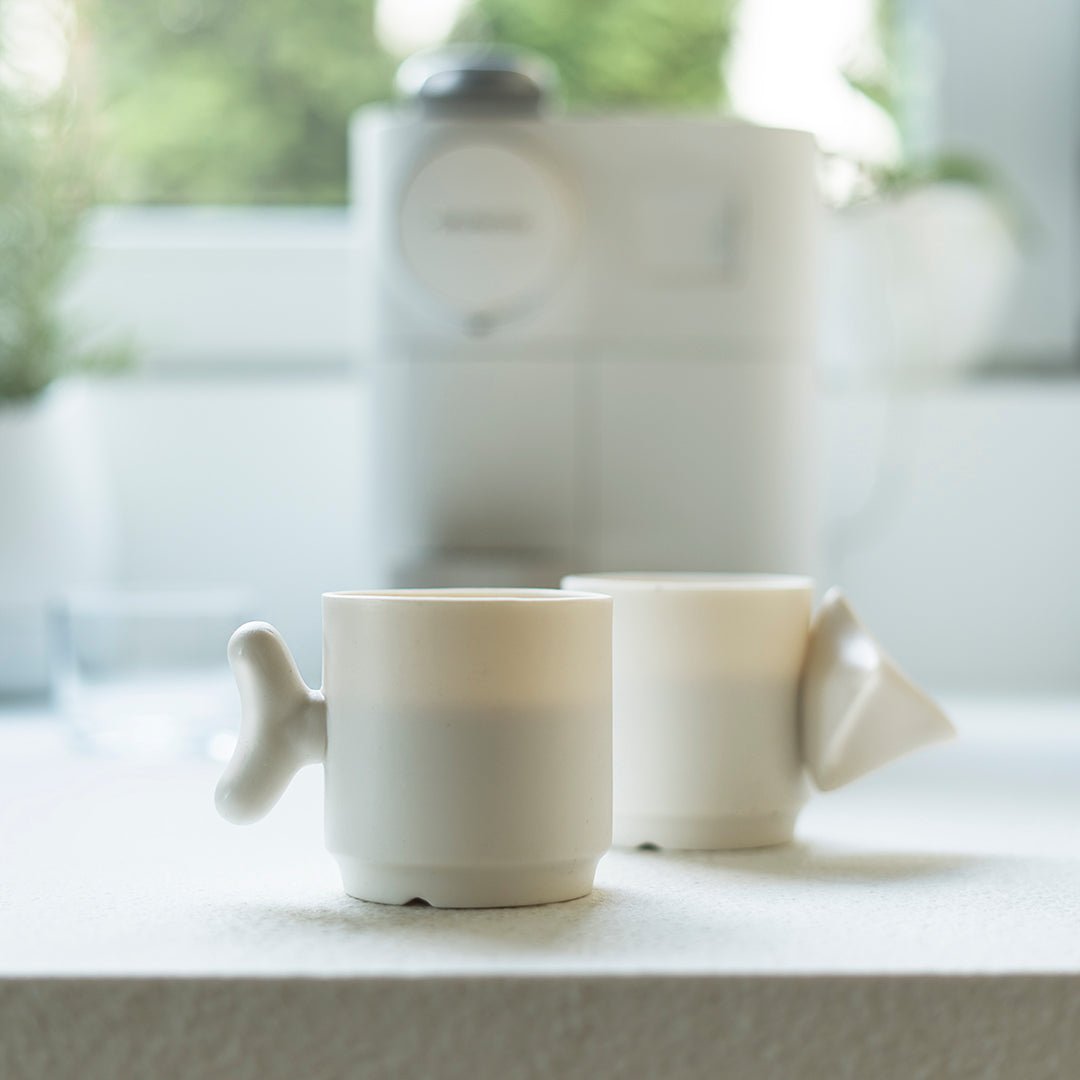 Porcelanowy kubek z rzeźbiarskim uchwytem Akebia / Serenity