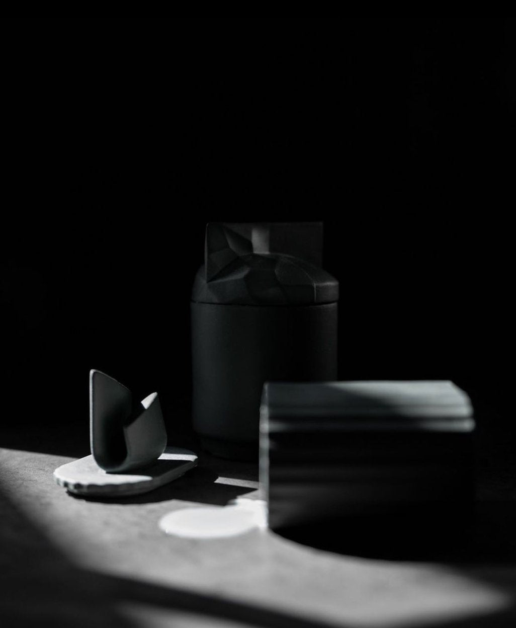 Origami Black - świeca z czarnej porcelany