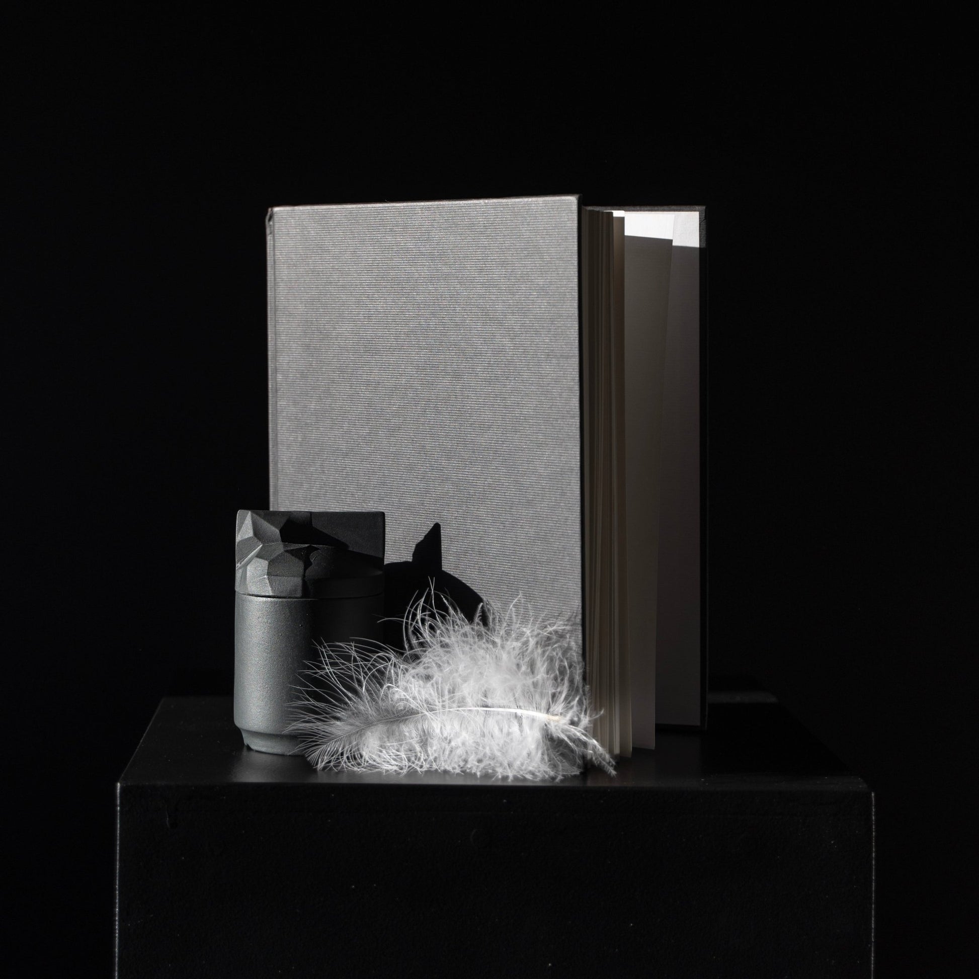 Origami Black - świeca z czarnej porcelany