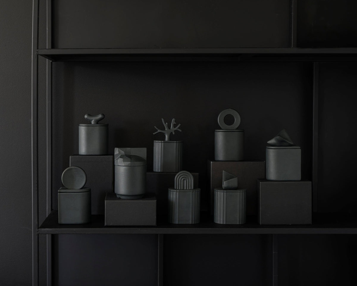 Uneven Graphite Black - świeca z czarnej porcelany